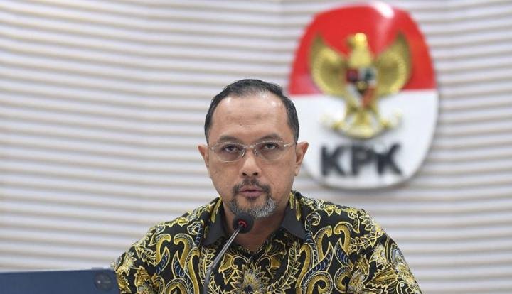 KPK Periksa Adik Eks Pj Wali Kota Pekanbaru